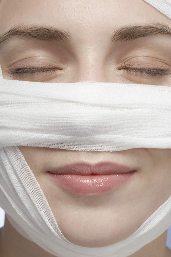 西方人,脸,头,脸颊,一个人,闭眼,笑,微笑,竖图,室内,特写,白天,正面,化妆,美容,欧洲,欧洲人,仅一个年轻女性,仅一个女性,仅一个人,护肤,缠绕,肩膀,白色,保养,享受,休闲,放松,保健,摄影,影棚,包扎,受伤,整容,养颜,年轻女性,女人,女性,白种人,头部,脸部,脸蛋,面部,绷带,闭眼睛,闭着眼,闭着眼睛,半身,彩图,影棚拍摄,拍摄