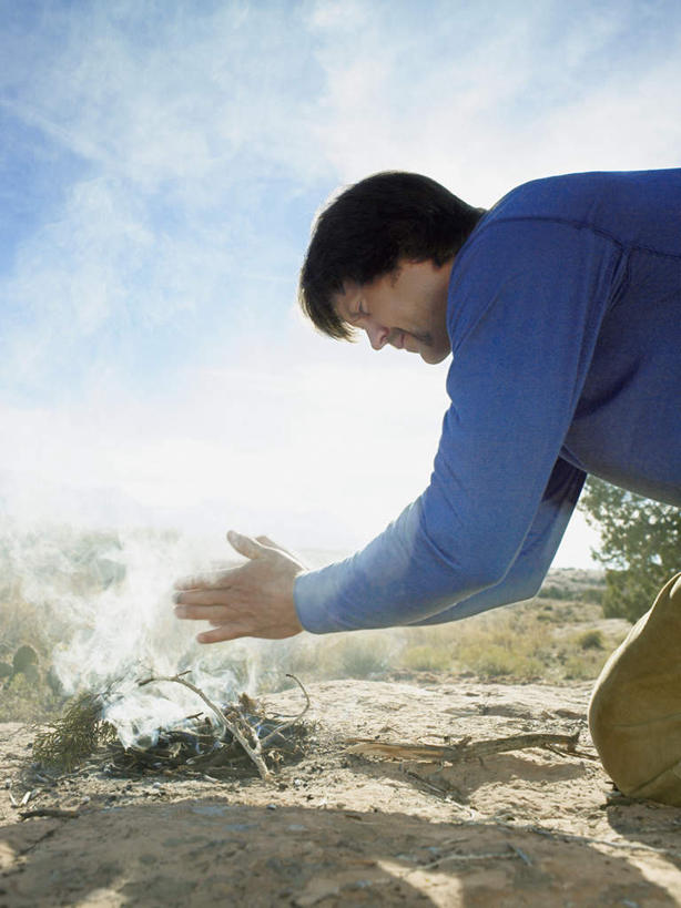 西方人,一个人,跪,竖图,室外,白天,侧面,旅游,度假,草地,美景,植物,火,叶子,欧洲,欧洲人,仅一个男性,仅一个人,握,阴影,服装,光线,火苗,火焰,影子,景观,绿叶,拿,拿着,注视,休闲装,娱乐,草,仅一个年轻男性,衣服,绿色,阳光,自然,低头,点燃,观察,看,享受,休闲,温暖,休闲服,嫩叶,景色,放松,握着,服饰,观看,察看,生火,关注,自然风光,户外运动,危险,男人,男性,年轻男性,白种人,叶,叶片,跪着,半身,彩图,柴火