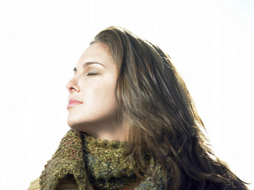 西方人,脸,脸颊,头发,一个人,闭眼,横图,室内,特写,白天,留白,白色背景,正面,欧洲,欧洲人,仅一个年轻女性,仅一个女性,仅一个人,棕色,大衣,摄影,影棚,皮衣,年轻女性,女人,女性,白种人,脸部,脸蛋,面部,闭眼睛,闭着眼,闭着眼睛,半身,彩图,影棚拍摄,拍摄