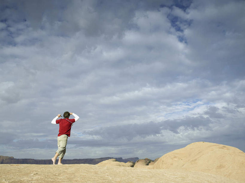 西方人,一个人,站,横图,室外,白天,仰视,运动服,旅游,度假,美景,丘陵,山,山脉,欧洲,欧洲人,仅一个男性,仅一个人,握,阴影,服装,光线,高尔夫,高尔夫球,影子,景观,山峰,山峦,拿,拿着,注视,娱乐,仅一个年轻男性,衣服,阳光,自然,群山,观察,看,站着,享受,休闲,景色,放松,握着,服饰,查看,观看,察看,高尔夫球杆,观望,衣着,穿着,关注,自然风光,户外运动,高尔夫运动,高尔夫球具,衣饰,男人,男性,年轻男性,白种人,站立,彩图,低角度拍摄,全身,运动装