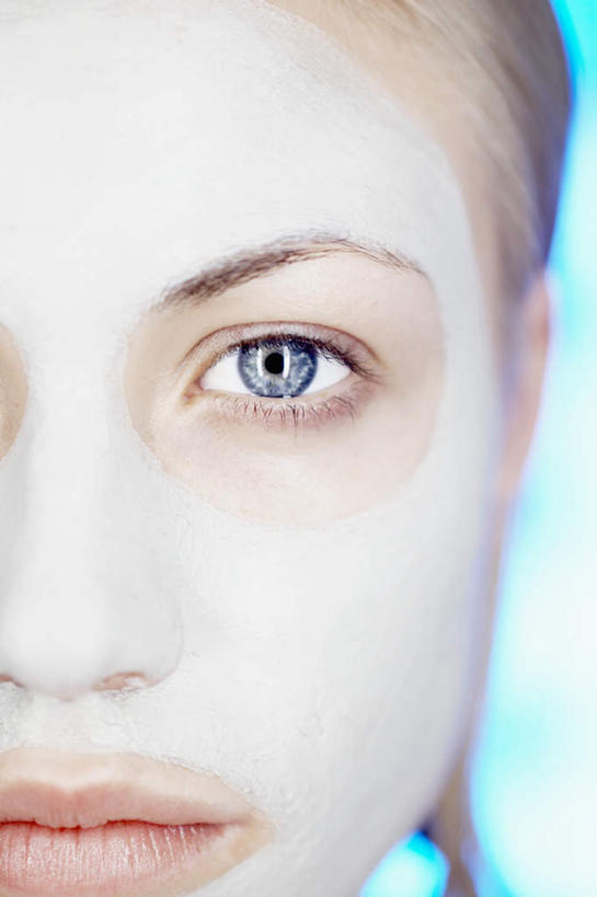 西方人,脸,头,脸颊,一个人,竖图,室内,特写,白天,正面,化妆,美容,欧洲,欧洲人,仅一个年轻女性,仅一个女性,仅一个人,护肤,美白,化妆品,清洁,保养,享受,休闲,面膜,放松,去角质,保健,保湿,滋润,护肤品,去死皮,舒缓,养颜,膏状,膏状面膜,去污,控油,紧肤,嫩肤,祛痘,去痘,祛角质,抗衰,再生,增白,补水,祛斑,抗皱,防皱,除皱,去皱,年轻女性,女人,女性,白种人,头部,脸部,脸蛋,面部,半身,彩图