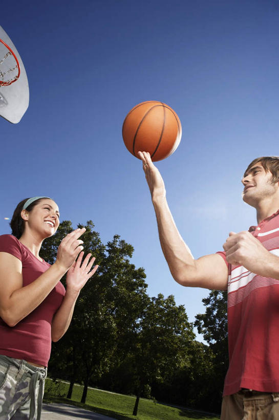 西方人,两个人,伙伴,朋友,公园,站,举,笑,鼓掌,微笑,露齿笑,竖图,室外,白天,仰视,运动服,爱情,锻炼,度假,友谊,运动,篮球,植物,欧洲,欧洲人,服装,篮球装备,浪漫,娱乐,运动器械,相视,树,树木,衣服,蓝色,绿色,蓝天,天空,自然,天,托,站着,享受,休闲,温暖,温馨,面对面,短袖,健身器械,恩爱,放松,恋人,服饰,生长,晴朗,成长,对视,和睦,衣着,穿着,篮框,相对,健身器材,户外运动,篮球运动,万里无云,相看,衣饰,体育,友情,男人,男性,年轻男性,年轻女性,女人,女性,白种人,情侣,晴空,晴空万里,举起,举手,举着,拍手,向上举,向上伸,向上托,站立,半身,彩图,低角度拍摄,健身,伴侣,融洽,运动器材,运动装