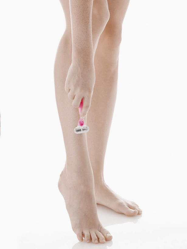 西方人,手,腿部,脚,脚趾,脚趾甲,腿,一个人,竖图,室内,特写,白天,白色背景,侧面,欧洲,欧洲人,仅一个年轻女性,仅一个女性,仅一个人,握,阴影,反射,影子,地面,拿,拿着,光脚,赤脚,手部,握着,摄影,影棚,踮,脚尖,年轻女性,女人,女性,白种人,脚指甲,剃刀,半身,彩图,影棚拍摄,拍摄