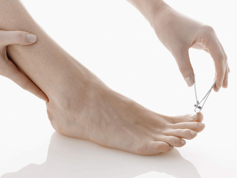 西方人,手,腿部,脚,脚趾,脚趾甲,腿,一个人,横图,室内,特写,白天,白色背景,侧面,欧洲,欧洲人,双手,仅一个年轻女性,仅一个女性,仅一个人,阴影,反射,影子,地面,光脚,赤脚,手部,修指甲,摄影,影棚,指甲钳,年轻女性,女人,女性,白种人,脚指甲,半身,彩图,影棚拍摄,拍摄