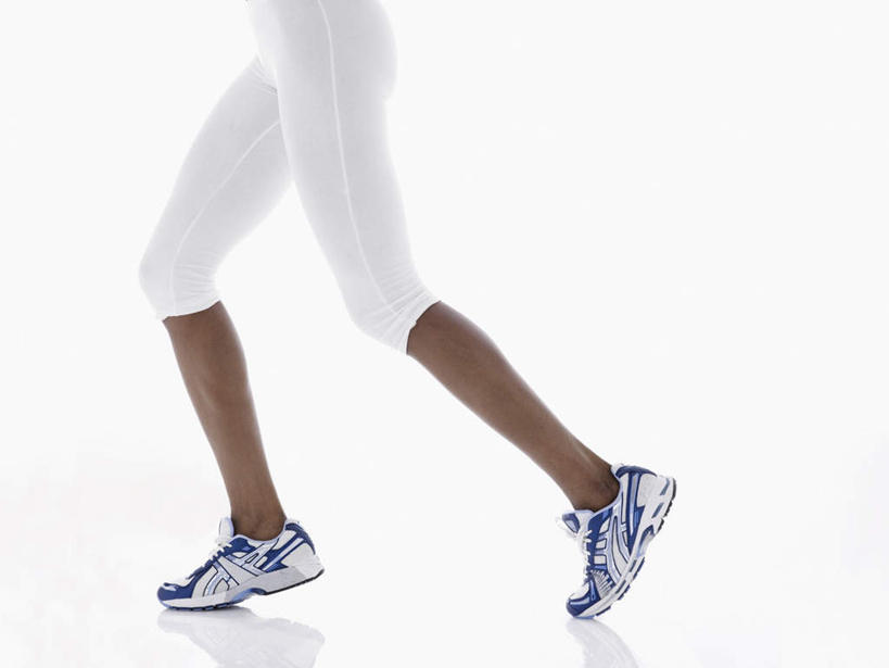 西方人,腿部,腿,一个人,跑,横图,室内,特写,白天,白色背景,侧面,锻炼,运动,欧洲,非洲,黑人,欧洲人,双手,仅一个年轻女性,仅一个女性,仅一个人,弯腰,阴影,球鞋,反射,影子,地面,休闲装,休闲,休闲服,摄影,影棚,跑鞋,鞠躬,弯身,体育,年轻女性,女人,女性,非洲人,跑步,半身,彩图,影棚拍摄,健身,拍摄