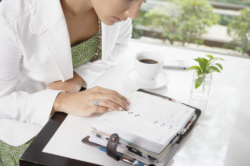 点心,西方人,一个人,商务人士,商务女性,坐,打电话,横图,俯视,室内,特写,白天,下午茶,草地,草坪,植物,窗户,落地窗,桌子,杯子,电话,手机,椅子,欧洲,非洲,黑人,欧洲人,仅一个年轻女性,仅一个女性,仅一个人,握,指,花纹,套装,透明,盘,办公桌,木椅,食品,甜点,甜品,记事本,拿,拿着,注视,通讯设备,玻璃窗,草,食物,糕点,绿色,本子,笔记本,盘子,水杯,甜食,观察,看,陶瓷杯,握着,活泼,观看,察看,关注,商务装,工薪阶层,交流,年轻女性,女人,女性,非洲人,白领,上班族,茶杯,沟通,通话,坐着,半身,彩图,高角度拍摄,办公