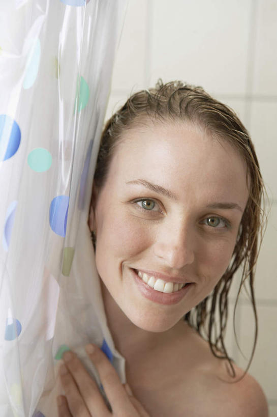 西方人,脸,头,脸颊,一个人,站,笑,微笑,露齿笑,竖图,室内,特写,白天,正面,卫生间,浴室,欧洲,欧洲人,仅一个年轻女性,仅一个女性,仅一个人,握,瓷砖,墙,拿,拿着,注视,裸露,肩膀,墙壁,墙面,观察,看,站着,握着,观看,察看,关注,裸,浴帘,年轻女性,女人,女性,白种人,头部,脸部,脸蛋,面部,淋浴房,站立,半身,彩图,沐浴,冲凉房,沐浴间,沐浴室