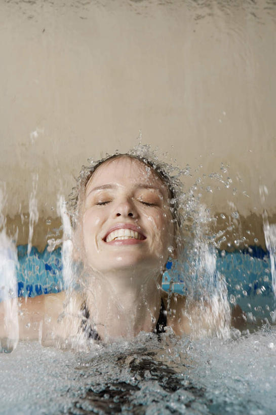 西方人,脸,头,脸颊,一个人,游泳池,闭眼,笑,微笑,露齿笑,竖图,室内,特写,白天,正面,泳装,旅游,度假,水,欧洲,欧洲人,仅一个年轻女性,仅一个女性,仅一个人,飞溅,朦胧,模糊,溅,液体,墙,水池,水滴,水花,水面,注视,娱乐,泳池,肩膀,墙壁,墙面,水珠,观察,看,享受,休闲,放松,观看,察看,游泳馆,关注,喷洒,潜,连体泳衣,年轻女性,女人,女性,白种人,头部,脸部,脸蛋,面部,闭眼睛,闭着眼,闭着眼睛,半身,彩图,泳衣