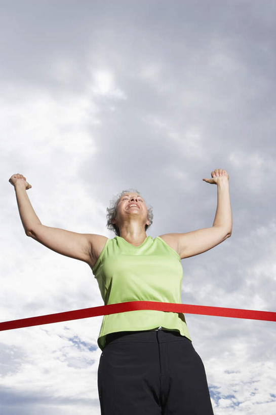 西方人,一个人,站,举,伸展双臂,笑,大笑,竖图,室外,白天,仰视,兴奋,欧洲,欧洲人,仅一个女性,仅一个人,一根,服装,乌云,云,阴天,云朵,云彩,休闲装,衣服,天空,天,托,站着,张嘴,休闲,休闲服,服饰,红线,仅一个老年女性,昏暗,阴沉,张大嘴巴,哈哈大笑,老年女性,女人,女性,白种人,张开嘴,敞开双臂,举起,举手,举着,伸开双臂,向上举,向上伸,向上托,展开双肩,站立,张开手臂,张开双臂,半身,彩图,低角度拍摄,高兴,狂笑