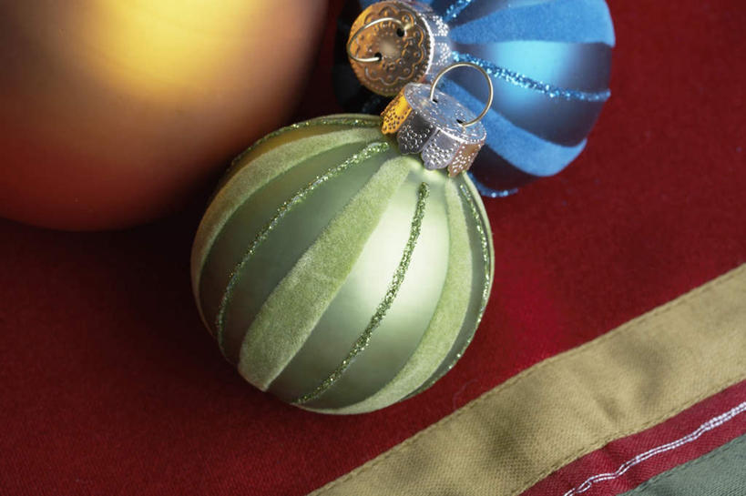 无人,横图,俯视,室内,特写,白天,静物,圣诞节,红色背景,节日,庆祝,装饰,布,挂饰,圣诞球,文化,球,红色,蓝色,绿色,庆典,球体,纪念,华丽,修饰,点缀,衬托,美观,雅致,雅观,彩图,高角度拍摄