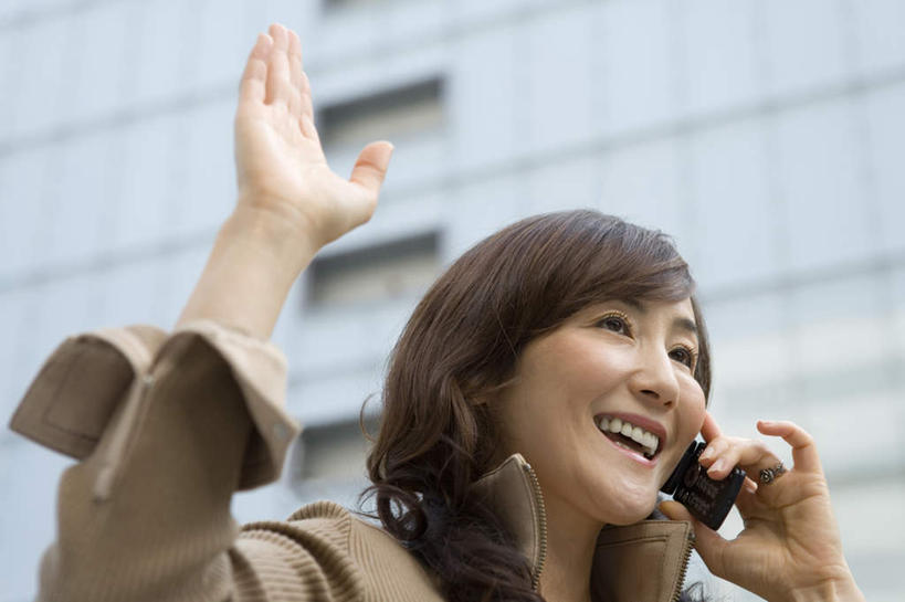 东方人,脸,头,脸颊,头发,一个人,高楼大厦,站,笑,打电话,微笑,露齿笑,横图,室外,特写,白天,仰视,建筑,摩天大楼,电话,手机,亚洲,仅一个女性,仅一个人,朦胧,模糊,拿,听,挥手,拿着,注视,黄种人,通讯设备,肩膀,黑色,看,站着,招手,仅一个中年女性,关注,一部,交流,女人,女性,中年女性,亚洲人,头部,脸部,脸蛋,面部,沟通,抬头,通话,仰头,站立,半身,彩图,低角度拍摄,高楼,摩天楼