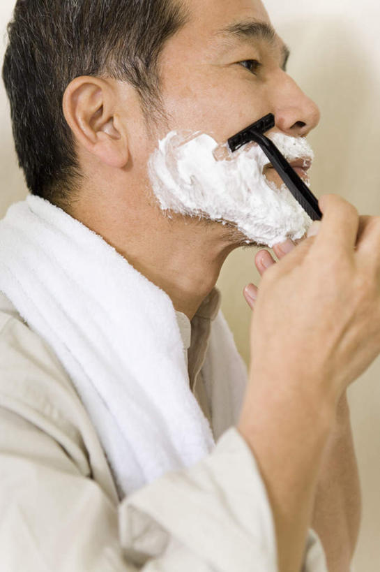 东方人,脸,头,脸颊,一个人,站,竖图,室内,特写,白天,白色背景,侧面,浴袍,亚洲,仅一个男性,仅一个人,仅一个中年男性,阴影,反射,影子,墙,拿,拿着,注视,黄种人,肩膀,墙壁,墙面,毛巾,看,站着,摄影,影棚,刮胡刀,剃须膏,刮,剃须,剃须泡沫,剃须啫喱,刮胡泡,刮胡啫喱,剃须沫,剃须泡,男人,男性,中年男性,亚洲人,头部,脸部,脸蛋,面部,站立,半身,彩图,影棚拍摄,汤帷子,浴衣,拍摄