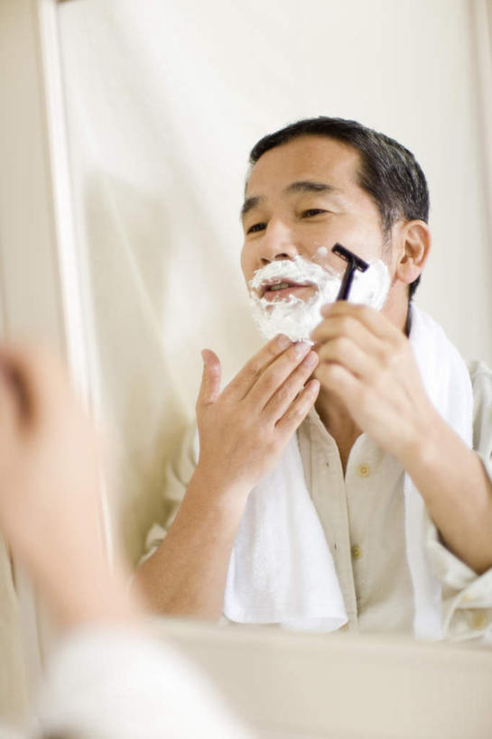 东方人,一个人,站,竖图,室内,白天,正面,镜子,卫生间,洗手间,亚洲,仅一个男性,仅一个人,仅一个中年男性,朦胧,模糊,剃须刀,拿,拿着,注视,黄种人,毛巾,看,站着,刮胡刀,剃须膏,刮,镜像,镜面,剃须,剃须泡沫,剃须啫喱,刮胡泡,刮胡啫喱,剃须沫,剃须泡,男人,男性,中年男性,亚洲人,厕所,站立,半身,彩图