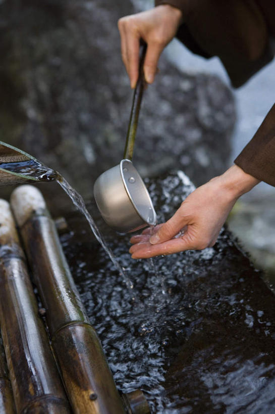 东方人,手,一个人,坐,竖图,俯视,室外,特写,白天,石头,竹子,亚洲,仅一个女性,仅一个人,朦胧,模糊,石子,竹筒,勺子,拿,拿着,黄种人,汤匙,仅一个中年女性,手部,舀水,女人,女性,中年女性,亚洲人,石块,坐着,半身,彩图,高角度拍摄