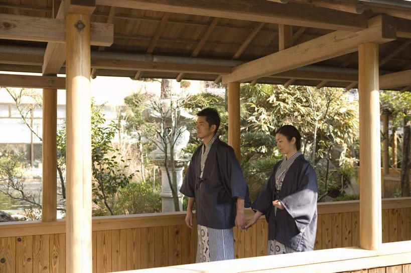 东方人,两个人,夫妻,家,站,握手,笑,微笑,露齿笑,横图,室外,白天,侧面,民族服装,爱情,植物,亚洲,阴影,和服,光线,影子,房屋,屋子,走廊,地面,浪漫,黄种人,楼房,住宅,树,树木,绿色,阳光,自然,站着,恩爱,恋人,服饰,生长,成长,搀扶,吴服,唐草,唐花,唐锦,男人,男性,女人,女性,中年男性,中年女性,亚洲人,情侣,拉手,手拉手,手握手,站立,半身,彩图,传统服装,民俗服,房子,伴侣