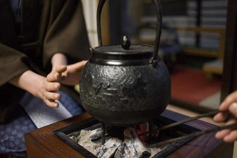 东方人,两个人,夫妻,客厅,坐,横图,俯视,室内,特写,白天,民族服装,爱情,餐桌,筷子,桌子,火,亚洲,握,和服,朦胧,模糊,壶,浪漫,夹,黄种人,木炭,水壶,一个,茶壶,取暖,恩爱,握着,恋人,服饰,单个,餐台,起居室,吴服,唐草,唐花,唐锦,男人,男性,年轻男性,年轻女性,女人,女性,亚洲人,情侣,坐着,半身,彩图,高角度拍摄,传统服装,民俗服,伴侣