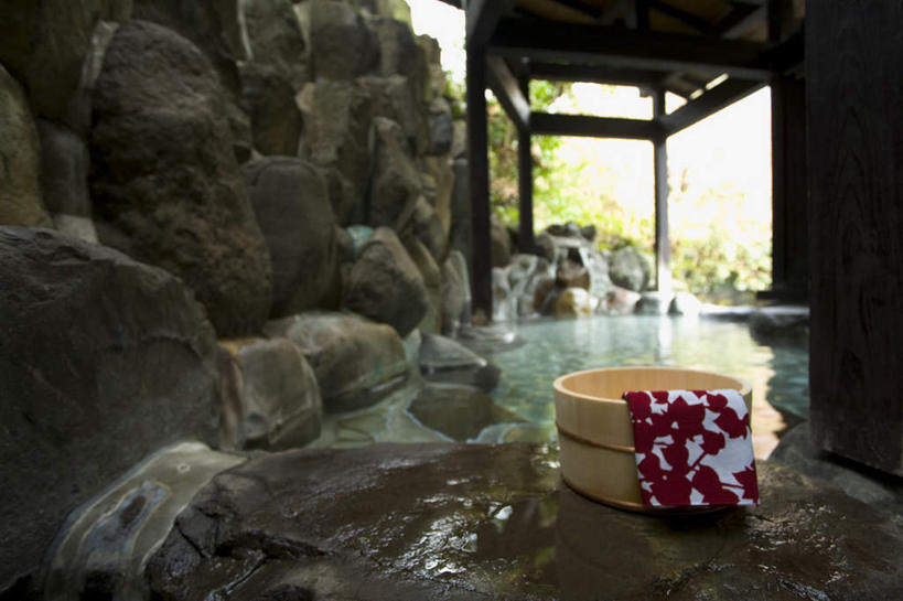 无人,横图,室内,白天,正面,按摩,美容,度假,石头,水,温泉,日本,亚洲,护肤,朦胧,模糊,清澈,木盆,石子,房顶,水池,娱乐,水盆,红色,脸盆,毛巾,保养,享受,休闲,健康,温暖,放松,SPA水疗,保健,温泉浴场,东亚,养颜,日本国,石块,岩石,矿泉疗养地,玩耍,彩图,水疗