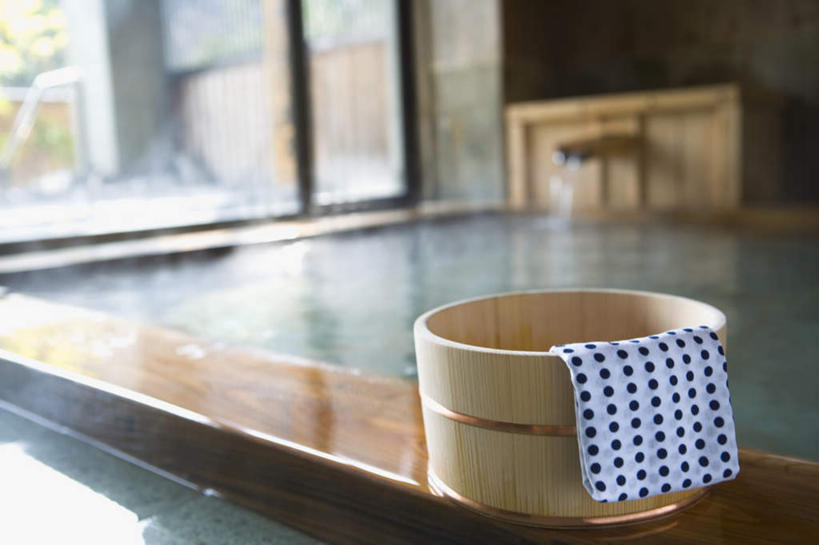 无人,横图,室内,特写,白天,正面,按摩,美容,度假,水,温泉,窗户,落地窗,日本,亚洲,护肤,朦胧,模糊,木盆,流水,水池,娱乐,水盆,玻璃窗,箱子,脸盆,毛巾,保养,享受,休闲,放松,SPA水疗,保健,温泉浴场,东亚,养颜,日本国,矿泉疗养地,玩耍,彩图,水疗