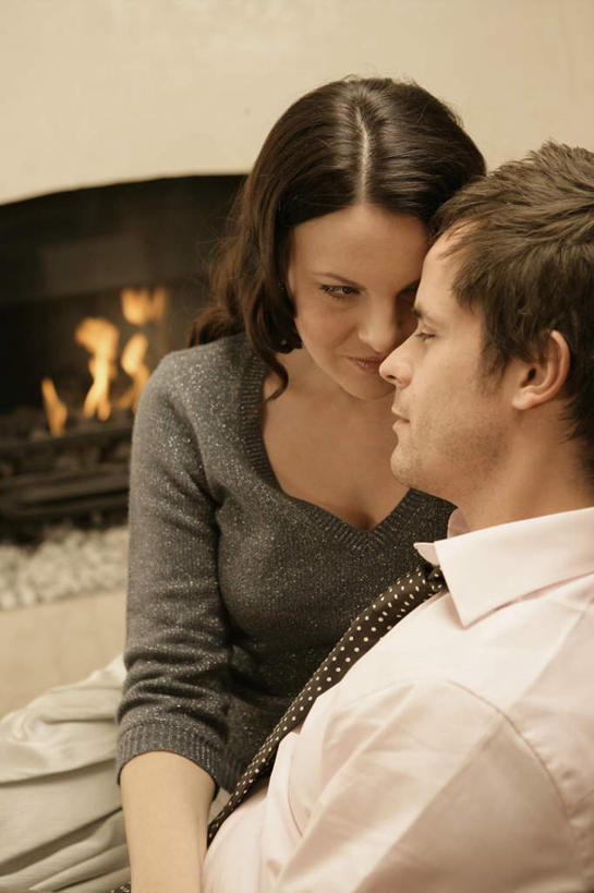 西方人,两个人,家庭,夫妻,坐,抱,竖图,俯视,室内,白天,爱情,沙发,火,欧洲,欧洲人,服装,墙,浪漫,注视,休闲装,相视,墙壁,墙面,衣服,观察,看,休闲,温暖,温馨,一家人,面对面,休闲服,恩爱,恋人,服饰,抱着,观看,对视,和睦,察看,火堆,搂着,关注,相对,布艺沙发,相看,男人,男性,女人,女性,中年男性,中年女性,白种人,夫妇,情侣,怀抱,搂,搂抱,相抱,拥抱,坐着,半身,彩图,高角度拍摄,伴侣,融洽