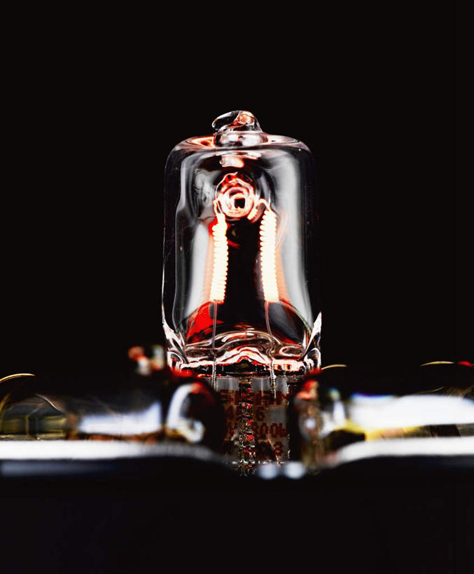 无人,竖图,室内,特写,白天,正面,照明,阴影,黑色背景,反射,灯泡,影子,灯,一个,灯具,摄影,白炽灯,影棚,单个,照亮,照明工具,白炽灯泡,彩图,影棚拍摄,拍摄