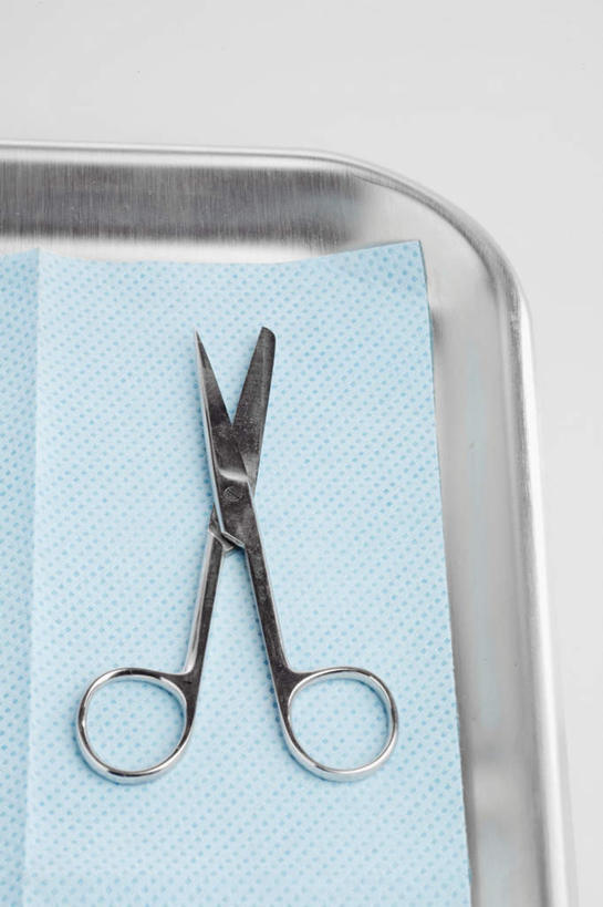 无人,竖图,俯视,室内,特写,白天,白色背景,桌面,桌子,静物,托盘,金属制品,修剪,阴影,反射,金属,布,工具,剪刀,影子,一个,摄影,影棚,单个,裁剪,剪子,剪裁,切割,手术剪刀,手术剪,彩图,高角度拍摄,影棚拍摄,拍摄