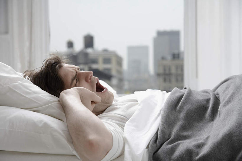 西方人,一个人,家,躺,闭眼,横图,室内,白天,侧面,度假,美景,窗户,床,落地窗,城市风光,城市,建筑,欧洲,欧洲人,仅一个男性,仅一个人,朦胧,模糊,房屋,屋子,景观,公寓,床单,娱乐,被子,建设,洋房,楼房,玻璃窗,住宅,仅一个年轻男性,蓝色,蓝天,天空,枕头,天,打哈欠,张嘴,享受,休闲,景色,放松,单人床,晴朗,哈欠,被单,张大嘴巴,万里无云,卧着,男人,男性,年轻男性,白种人,晴空,晴空万里,张开嘴,闭眼睛,闭着眼,闭着眼睛,躺着,卧,半身,彩图,房子