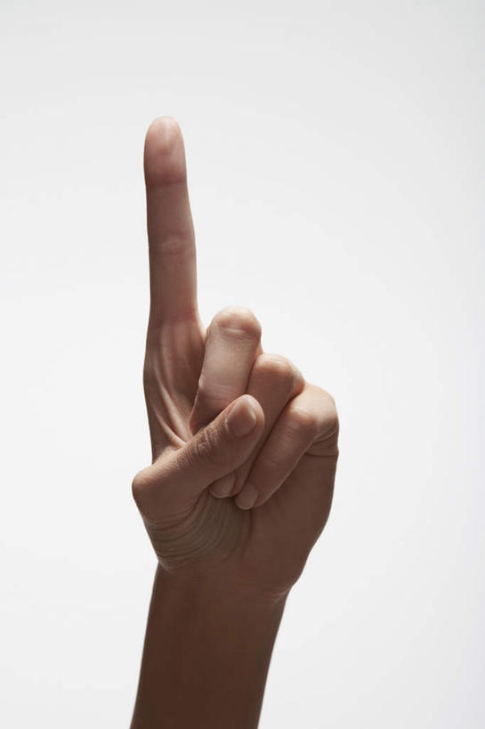 西方人,手,一个人,竖图,室内,特写,白天,白色背景,正面,欧洲,欧洲人,仅一个年轻女性,仅一个女性,仅一个人,指,方向,手势,向上,手部,摄影,影棚,单手,指向,年轻女性,女人,女性,白种人,半身,彩图,影棚拍摄,拍摄