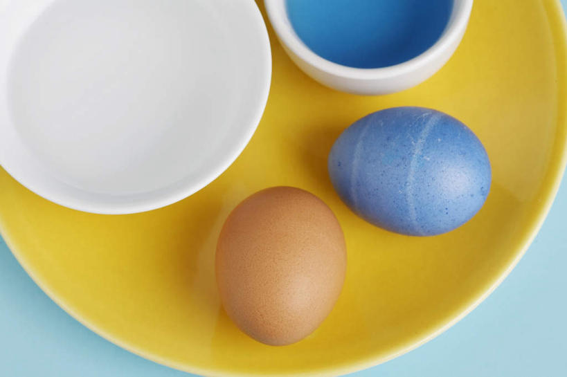 无人,横图,俯视,室内,特写,白天,桌面,桌子,餐具,托盘,复活节,蓝色背景,节日,庆祝,木制,碟子,盘,椭圆,蛋,鸡蛋,食品,两碗,文化,食物,两个,黄色,蓝色,盘子,木制品,碟,碗,庆典,摄影,影棚,纪念,彩蛋,染料,复活节彩蛋,卵,彩图,高角度拍摄,影棚拍摄,拍摄