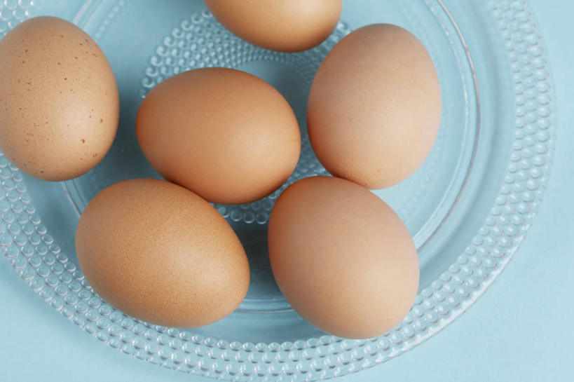 无人,横图,俯视,室内,特写,白天,桌面,桌子,餐具,托盘,复活节,许多,蓝色背景,节日,庆祝,木制,碟子,盘,蛋,鸡蛋,食品,文化,食物,盘子,木制品,碟,庆典,摄影,影棚,纪念,卵,彩图,高角度拍摄,影棚拍摄,拍摄