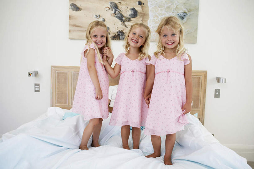 西方人,儿童,三个人,家庭,站,笑,摸,微笑,露齿笑,横图,室内,白天,正面,纯洁,床,卧室,欧洲,欧洲人,一排,抚摸,服装,整齐,双人床,床单,注视,休闲装,被子,壁画,排列,小孩,衣服,观察,看,站着,休闲,温暖,温馨,一家人,休闲服,可爱,童年,童趣,服饰,观看,和睦,察看,被单,队列,关注,童真,烂漫,无邪,天真,女孩,女人,女性,白种人,孩子,触摸,接触,站立,彩图,全身,睡房,卧房,三胞胎,融洽,女生