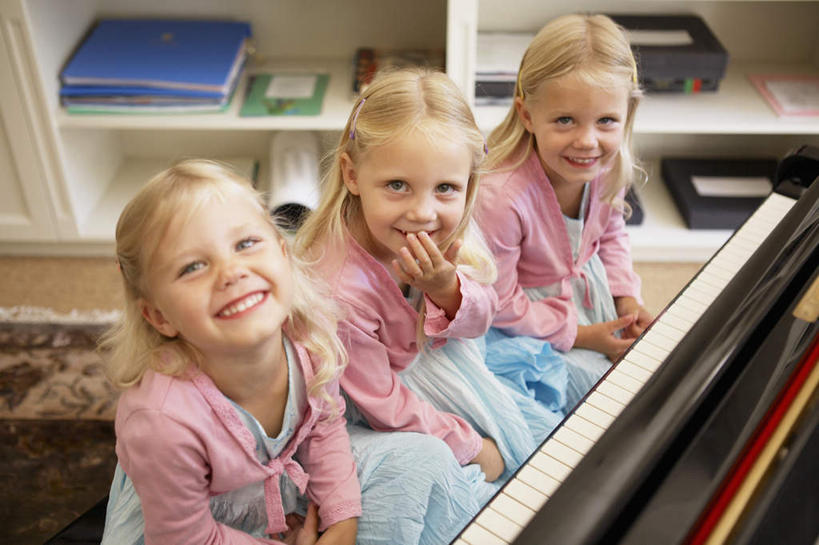 西方人,儿童,嘴,三个人,家庭,伙伴,朋友,客厅,坐,笑,微笑,露齿笑,横图,俯视,室内,白天,友谊,纯洁,键盘,欧洲,欧洲人,一排,服装,整齐,钢琴,乐器,注视,休闲装,排列,小孩,衣服,观察,看,休闲,温暖,温馨,一家人,休闲服,可爱,童年,童趣,捂,服饰,观看,和睦,察看,起居室,键盘乐器,队列,关注,童真,烂漫,无邪,天真,友情,女孩,女人,女性,白种人,孩子,口,口腔,嘴巴,嘴唇,坐着,半身,彩图,高角度拍摄,三胞胎,融洽,女生