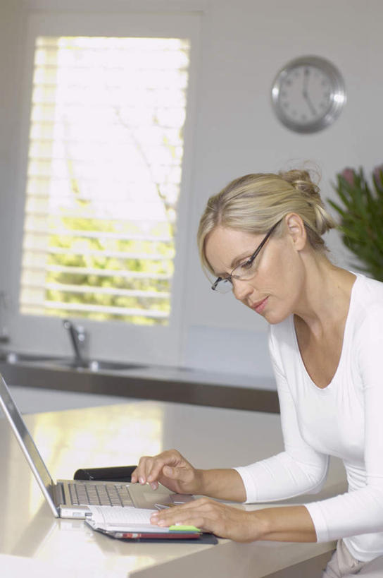 西方人,一个人,站,竖图,室内,白天,侧面,电脑,笔记本电脑,餐桌,厨房,窗户,桌子,欧洲,欧洲人,仅一个年轻女性,仅一个女性,仅一个人,敲打,服装,盛开,时间,网络,时钟,水槽,水龙头,眼镜,花蕾,注视,休闲装,输入,通讯设备,玻璃窗,菜单,花,花瓣,花朵,鲜花,一朵,衣服,挂钟,花苞,花蕊,打字,观察,看,站着,休闲,休闲服,表,服饰,餐台,观看,点击,敲击,察看,无线,关注,清单,通信设备,无线网络,近视眼镜,目录,无线上网,便携式电脑,按键,手提电脑,年轻女性,女人,女性,白种人,钟,站立,半身,彩图,灶间