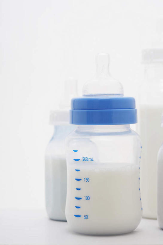 牛奶,无人,竖图,室内,特写,白天,白色背景,正面,桌面,桌子,静物,测量,木制,奶瓶,刻度,饮料,木制品,瓶子,容器,塑料制品,塑料瓶,摄影,影棚,奶嘴,婴儿用品,储藏,精密,储存,三瓶,精准,精细,量仪,彩图,影棚拍摄,拍摄,贮存