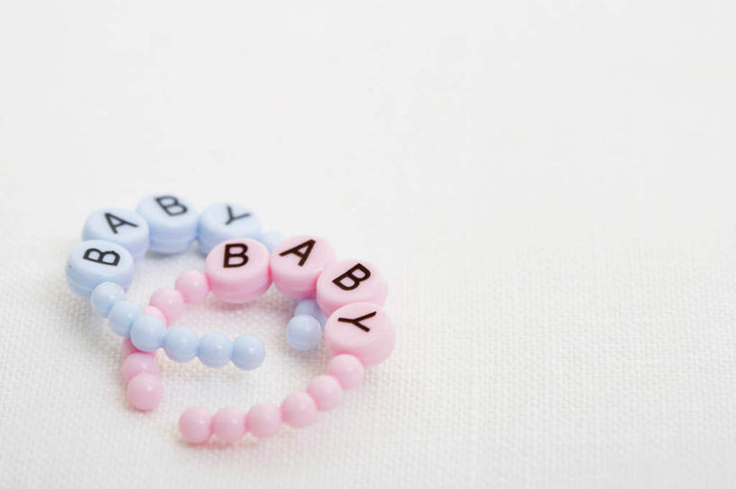 无人,横图,俯视,室内,特写,白天,白色背景,桌面,桌子,静物,木制,两个,粉色,蓝色,木制品,手链,摄影,手镯,影棚,彩图,高角度拍摄,影棚拍摄,拍摄