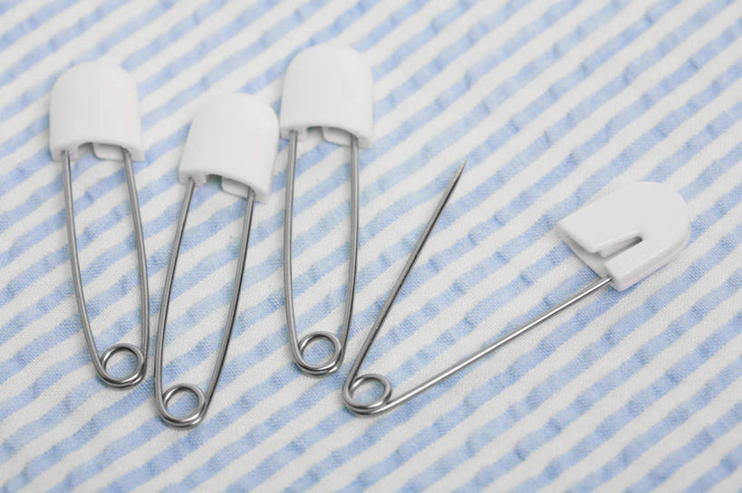 无人,横图,俯视,室内,特写,白天,桌面,桌子,静物,一排,整齐,木制,布料,办公用品,别针,布纹,文具,桌布,排列,蓝色,餐巾,木制品,台布,四个,摄影,影棚,办公设备,文具用品,队列,文化工具,彩图,高角度拍摄,影棚拍摄,拍摄,安全别针