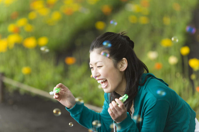 东方人,一个人,坐,笑,大笑,横图,室外,白天,侧面,旅游,度假,游戏,兴奋,草地,草坪,美景,植物,罂粟,玩具,日本,亚洲,仅一个年轻女性,仅一个女性,仅一个人,服装,朦胧,模糊,景观,草药,玩,注视,休闲装,黄种人,娱乐,中药,草,一个,衣服,黄色,绿色,自然,观察,看,张嘴,享受,休闲,休闲服,景色,放松,益智,服饰,单个,观看,活动,毒品,察看,发泄,关注,消遣,智力,自然风光,药材,中草药,泡泡机,张大嘴巴,东亚,中药材,本草,日本国,止痛,镇静,安眠,哈哈大笑,宣泄,年轻女性,女人,女性,亚洲人,张开嘴,罂粟花,玩耍,嬉戏,坐着,半身,彩图,高兴,狂笑