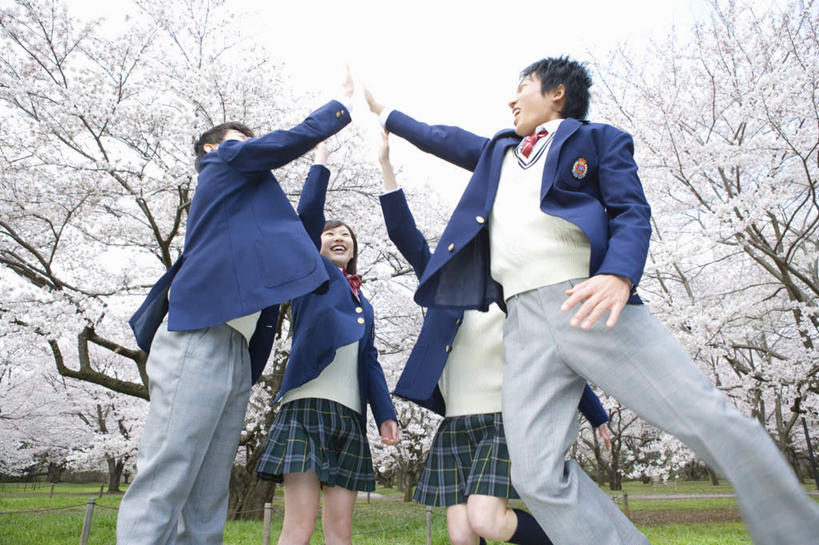 四个人,伙伴,朋友,站,跳,笑,微笑,露齿笑,横图,室外,白天,仰视,制服,旅游,度假,快乐,兴奋,友谊,幸福,纯洁,骄傲,成功,胜利,草地,草坪,美景,树林,植物,樱花,日本,亚洲,许多,击掌,服装,朦胧,模糊,盛开,景观,花蕾,娱乐,草,花,花瓣,花朵,鲜花,树,树木,蓝色,绿色,白色,蓝天,天空,自然,天,花苞,花蕊,手势,站着,享受,休闲,校服,景色,放松,自信,生长,成长,等待,生命,自然风光,东亚,学生服,日本国,仙樱花,福岛樱,青肤樱,高尚,热烈,友情,男人,男性,年轻男性,年轻女性,女人,女性,荆桃,拍手,抬头,跳跃,仰头,站立,半身,彩图,低角度拍摄,欢乐,开心