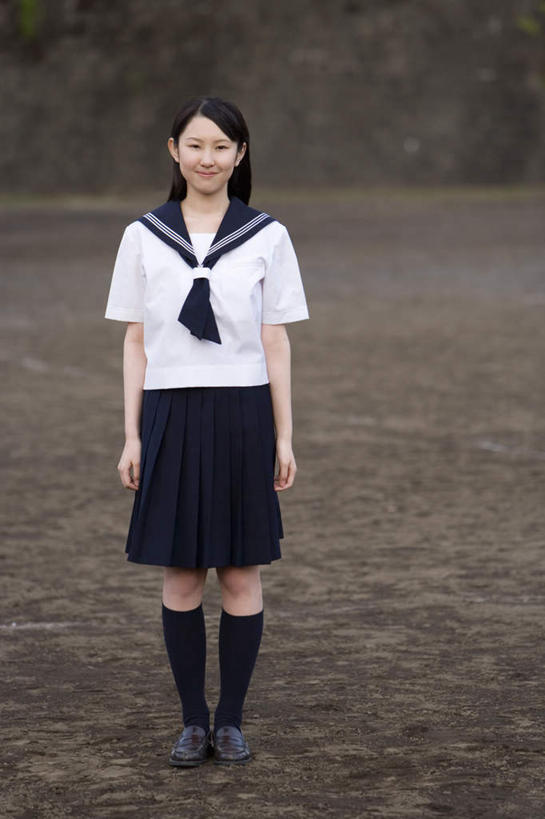 东方人,一个人,站,笑,微笑,竖图,室外,白天,正面,裙子,制服,亚洲,仅一个年轻女性,仅一个女性,仅一个人,服装,朦胧,模糊,注视,黄种人,观察,看,站着,校服,短裙,观看,察看,关注,学生服,年轻女性,女人,女性,亚洲人,站立,彩图,全身