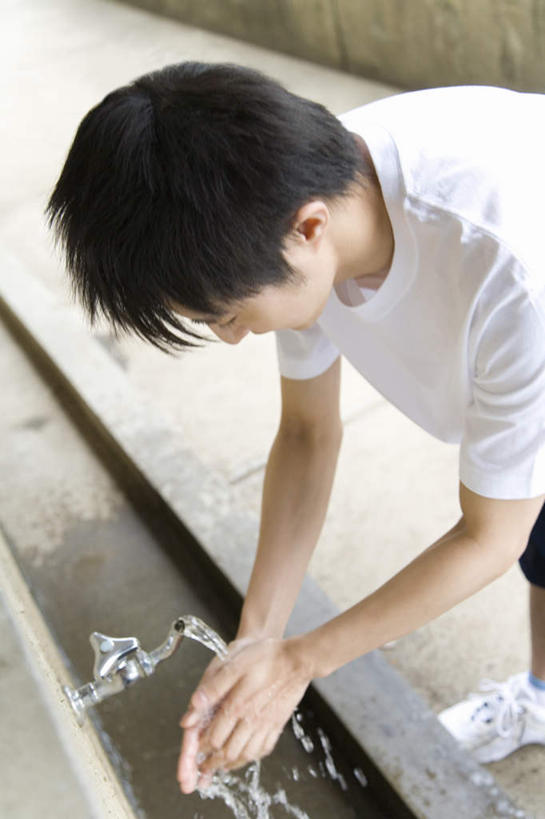 东方人,一个人,学校,教学楼,站,竖图,俯视,室外,白天,水,亚洲,仅一个男性,仅一个人,喝,弯腰,服装,朦胧,模糊,水龙头,液体,水滴,注视,休闲装,黄种人,干净,洗手,校园,开关,仅一个年轻男性,衣服,打开,观察,看,站着,休闲,休闲服,服饰,观看,阀门,察看,卫生,开启,关注,弯身,水咀,男人,男性,年轻男性,亚洲人,站立,半身,彩图,高角度拍摄,教室楼,教学大楼