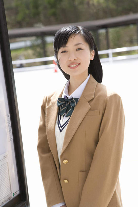 东方人,一个人,栏杆,站,笑,微笑,露齿笑,竖图,室外,白天,正面,制服,车站,亚洲,仅一个年轻女性,仅一个女性,仅一个人,阴影,服装,朦胧,模糊,光线,影子,围栏,站台,注视,黄种人,护栏,月台,阳光,观察,看,站着,校服,车牌,观看,察看,关注,学生服,年轻女性,女人,女性,亚洲人,站立,半身,彩图