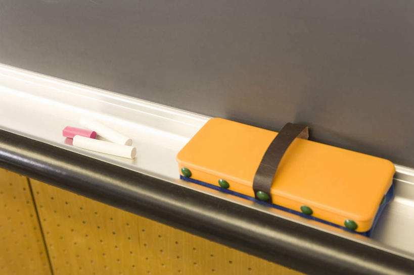 无人,学校,教学楼,横图,俯视,室内,特写,白天,笔,工具,粉红,办公用品,校园,文具,白色,粉笔,黑板擦,学习用品,黑板,教学,文具用品,三支,文化工具,耐磨,白垩,教学黑板,彩图,高角度拍摄,教室楼,教学大楼