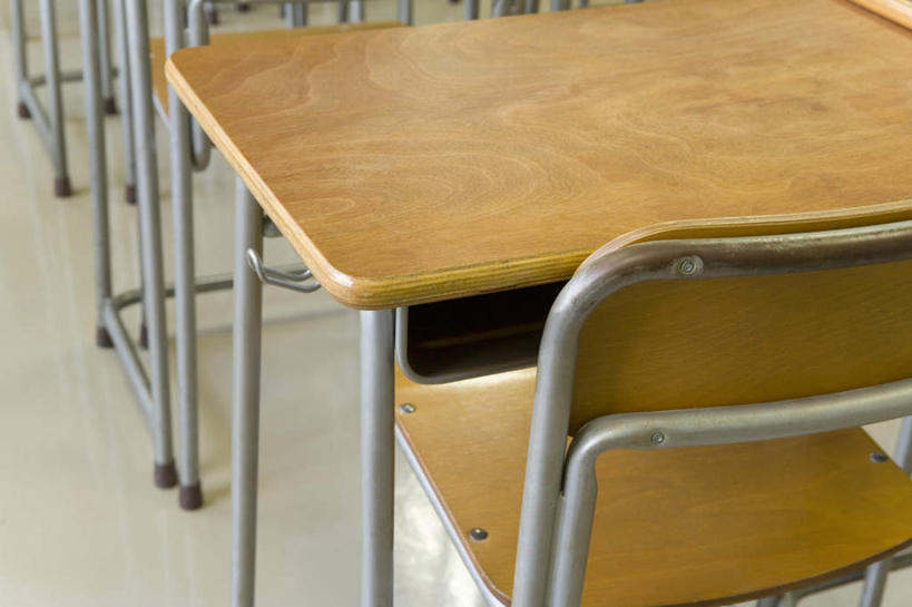 无人,学校,教学楼,横图,俯视,室内,特写,白天,桌子,静物,一排,许多,朦胧,模糊,整齐,书桌,校园,排列,课桌,队列,彩图,高角度拍摄,教室楼,教学大楼