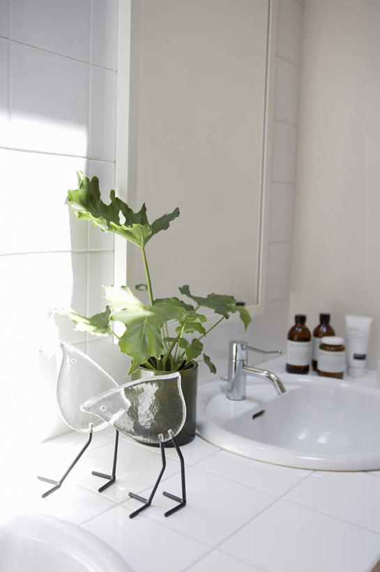 无人,家,竖图,俯视,室内,特写,白天,植物,别墅,家具,镜子,卫生间,洗手间,建筑,叶子,欧式,阴影,朦胧,模糊,装饰,光线,罐子,盆栽,水龙头,影子,房屋,屋子,公寓,绿叶,盆景,建设,现代,洋房,楼房,开关,住宅,玻璃制品,绿色,阳光,自然,玻璃瓶,瓶子,打开,嫩叶,生长,成长,洗面乳,面盆,明亮,阀门,镜像,舒适,开启,镜面,洗面奶,三瓶,简约风格,宽敞,水咀,厕所,叶,叶片,彩图,高角度拍摄,房子