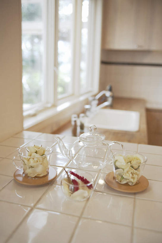 无人,竖图,俯视,室内,白天,爱情,幸福,纯洁,热情,餐桌,厨房,窗户,桌子,玫瑰,杯子,餐具,朦胧,模糊,盛开,碟子,壶,盘,水龙头,玫瑰花,浪漫,花蕾,开关,玻璃窗,玻璃制品,水壶,花,花瓣,花朵,鲜花,盘子,茶壶,水杯,碟,碗,花苞,花蕊,打开,温暖,温馨,恩爱,餐台,面盆,阀门,和睦,开启,感动,尊敬,水咀,天真,刺玫花,徘徊花,玻璃杯,彩图,高角度拍摄,灶间,融洽