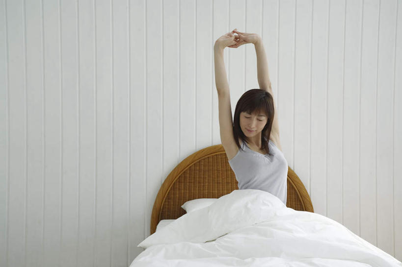 东方人,一个人,坐,举,闭眼,横图,室内,白天,正面,床,卧室,亚洲,仅一个年轻女性,仅一个女性,仅一个人,服装,墙,床单,休闲装,黄种人,被子,伸懒腰,墙壁,墙面,衣服,托,休闲,休闲服,服饰,单人床,被单,年轻女性,女人,女性,亚洲人,闭眼睛,闭着眼,闭着眼睛,举起,举手,举着,向上举,向上伸,向上托,坐着,半身,彩图,睡房,卧房