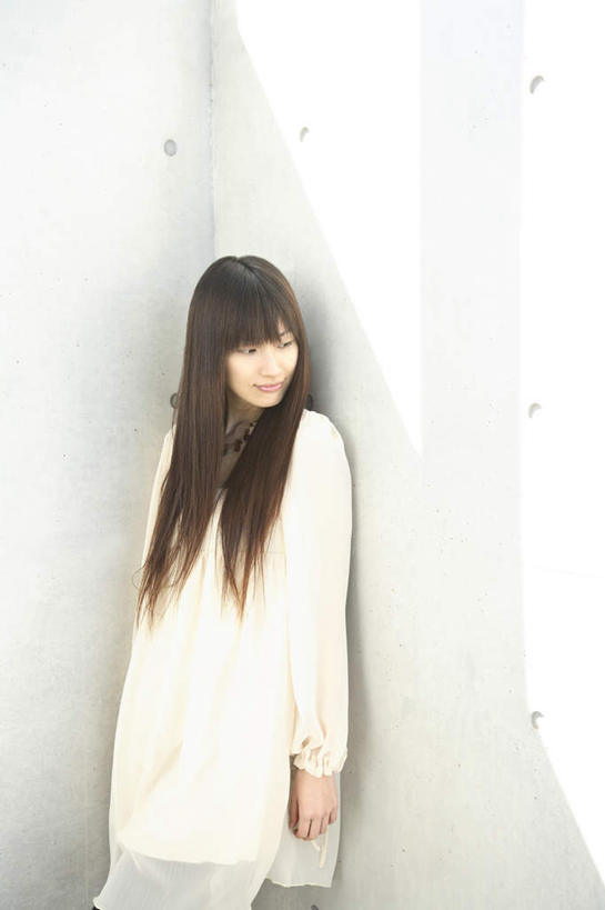 东方人,一个人,站,笑,微笑,竖图,室内,白天,正面,亚洲,仅一个年轻女性,仅一个女性,仅一个人,阴影,服装,反射,影子,墙,墙角,注视,休闲装,黄种人,墙壁,墙面,衣服,观察,看,靠,靠着,倚靠,站着,休闲,休闲服,服饰,观看,察看,倚着,关注,年轻女性,女人,女性,亚洲人,站立,半身,彩图