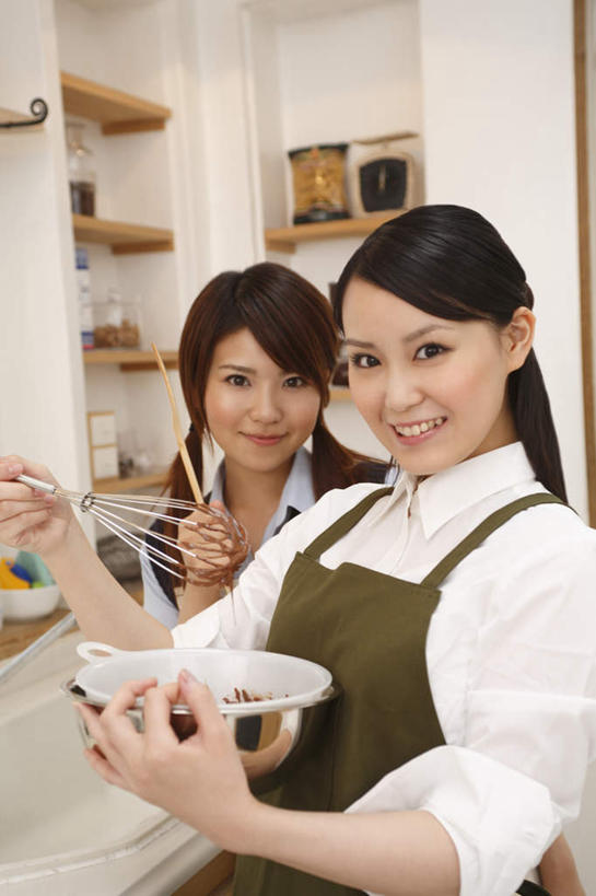 东方人,两个人,家庭,姐妹,伙伴,朋友,站,举,捧,笑,微笑,露齿笑,竖图,室内,白天,正面,烹饪,友谊,厨房,厨具,金属制品,亚洲,一团,握,服装,金属,围裙,陶瓷,食品,糖,糖果,甜点,甜品,案板,陶瓷制品,拿,围兜,拿着,注视,休闲装,黄种人,姐姐,妹妹,砧板,食物,衣服,容器,打蛋器,搅拌器,碗,甜食,巧克力,观察,看,托,站着,休闲,温暖,温馨,一家人,休闲服,握着,服饰,观看,储藏,和睦,察看,储存,关注,烹饪用具,巧克力糖,手动打蛋器,友情,年轻女性,女人,女性,亚洲人,烹调用具,端,端着,举起,举手,举着,烹调,捧着,手捧,向上举,向上伸,向上托,站立,半身,彩图,灶间,融洽,贮存