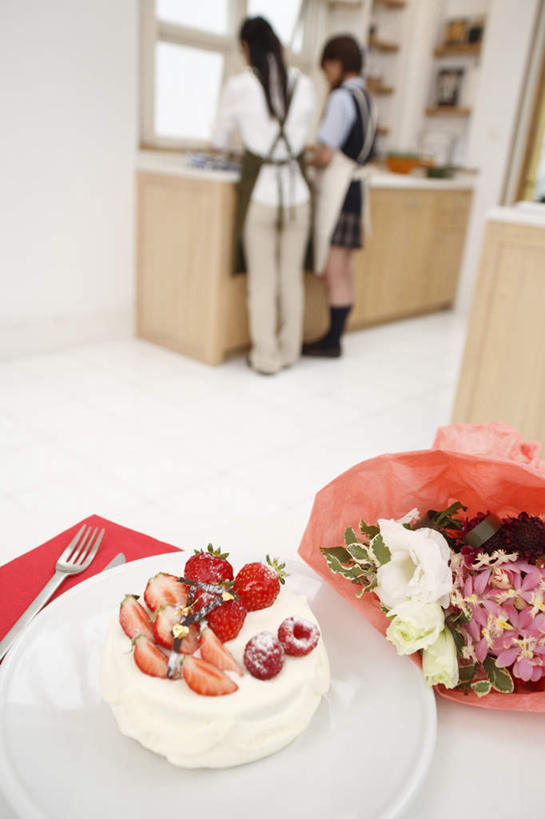 点心,东方人,两个人,家庭,姐妹,伙伴,朋友,站,竖图,室内,白天,下午茶,友谊,餐桌,厨房,桌子,草莓,水果,亚洲,许多,切开,服装,新鲜,盛开,叉子,刀叉,刀子,生食,食品,果实,花蕾,注视,休闲装,黄种人,姐姐,妹妹,花,花瓣,花朵,鲜花,食物,糕点,背面,衣服,粉色,白色,花苞,花蕊,观察,看,切,站着,休闲,温暖,温馨,一家人,休闲服,服饰,有机食品,绿色食品,餐台,观看,和睦,察看,关注,剖面,切面,友情,年轻女性,女人,女性,亚洲人,洋莓,水果皇后,红莓,地莓,站立,彩图,全身,灶间,融洽,蛋糕