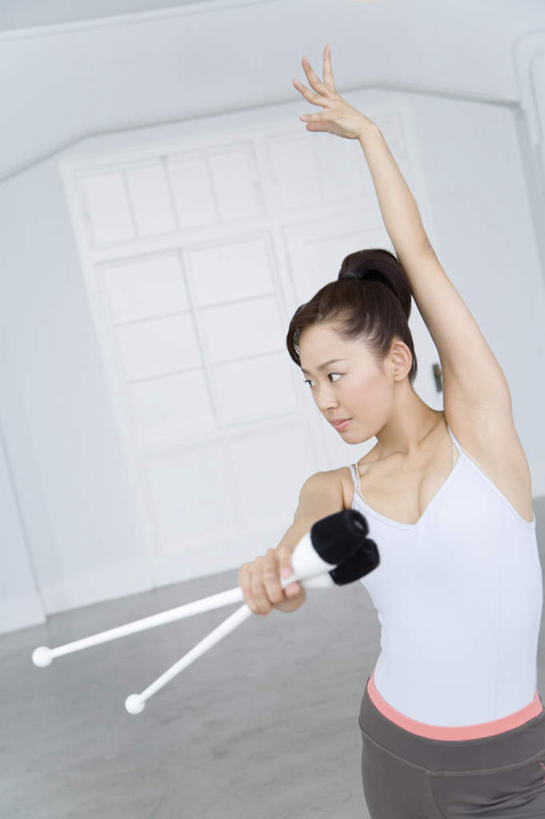 东方人,一个人,跳舞者,健身房,站,举,竖图,室内,白天,正面,运动服,亚洲,仅一个年轻女性,仅一个女性,仅一个人,握,服装,体操,拿,拿着,注视,黄种人,衣服,观察,看,托,站着,握着,服饰,观看,察看,衣着,穿着,关注,艺术体操,舞蹈房,练功房,体操棒,衣饰,年轻女性,女人,女性,亚洲人,舞蹈家,舞蹈演员,舞者,举起,举手,举着,向上举,向上伸,向上托,站立,半身,彩图,健身馆,运动装