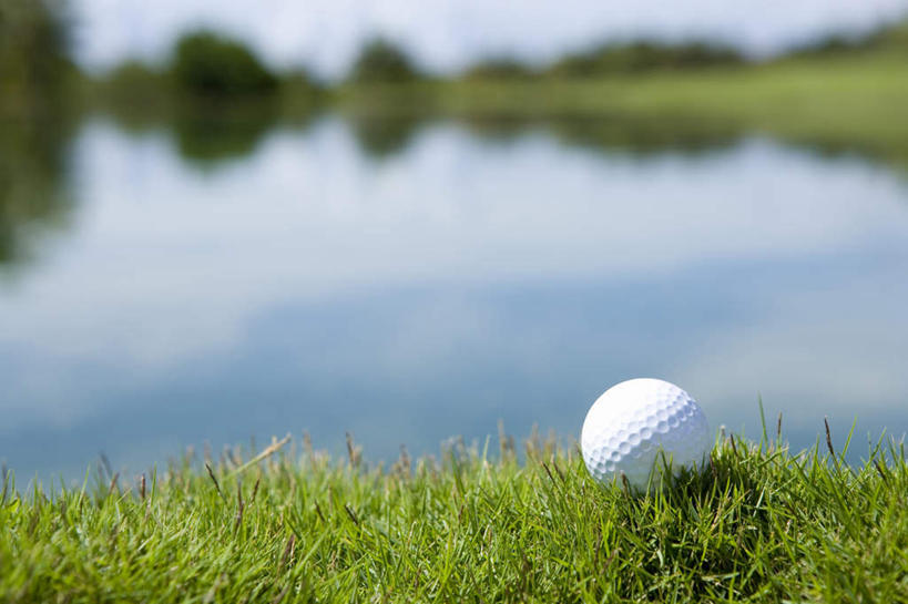 无人,横图,室外,特写,白天,正面,草地,草坪,河流,水,植物,静物,阴影,朦胧,模糊,光线,高尔夫,高尔夫球,影子,河水,水流,球,草,一个,绿色,白色,阳光,球体,单个,高尔夫球杆,高尔夫运动,高尔夫球具,彩图